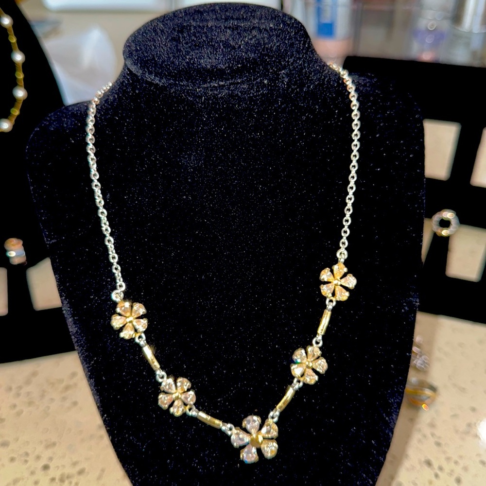 Elegant Gold Flower Necklace